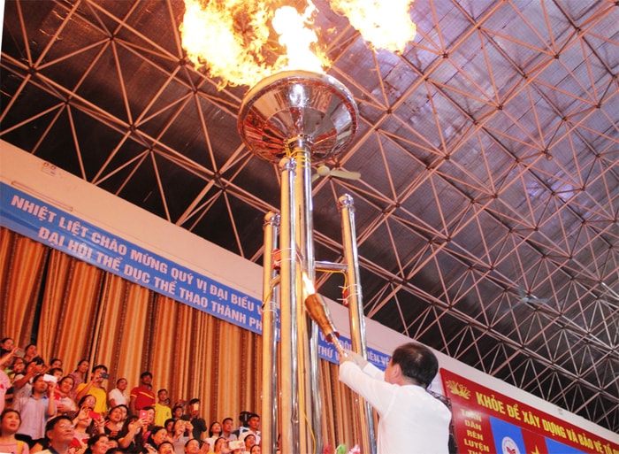 Đồng chí Nguyễn Văn Lư - Phó Bí thư Thường trực Thành ủy, Chủ tịch HĐND thành phố châm lửa đại hội. 