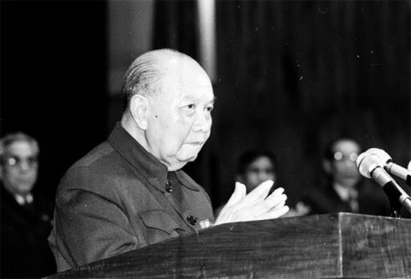 Tổng Bí thư Trường Chinh tại Đại hội Đảng lần thứ VI, tháng 12/1986. Tại diễn đàn này, Tổng Bí thư Trường Chinh ra lời hiệu triệu 