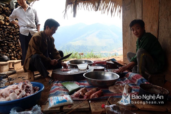 Những thức ăn này một phần được chia cho thầy cúng, một phần gia chủ mời bà con làng bản đến dự. Ảnh: Đào Thọ