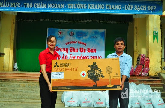 Bà Nguyễn Thị Thu Hiền - Phó Chủ tịch Hội chữ thập đỏ tỉnh trao quà lưu niệm cho UBND xã Cam Lâm. Ảnh: Nguyễn Hải