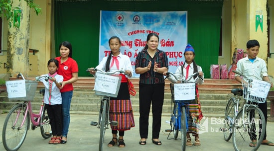 Trao xe đạp cho các học sinh nghèo vượt khó xã Cam Lâm. Ảnh: Nguyễn Hải