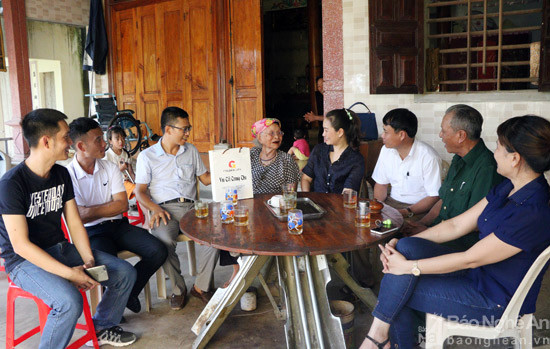 Công ty CP Golden City, Báo Nghệ An thăm, tặng quà Mẹ VNAH Đinh Thị Bốn. Ảnh: Thu Hương