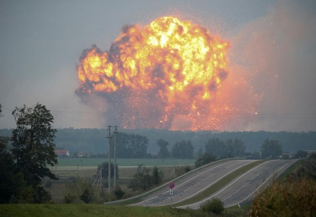 Khói và ngọn lửa tăng trên một kho chứa đạn cho nhiều hệ thống phóng tên lửa tại một căn cứ quân sự ở thị trấn Kalynivka thuộc vùng Vinnytsia, Ucraina