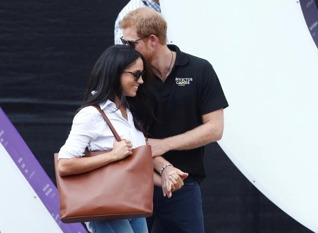 Hoàng tử Anh Harry và bạn gái Meghan Markle tới xem một trận đấu thuộc giải quần vợt mang tên “Invictus Games” tại thành phố Toronto, Canada ngày 25/9. 