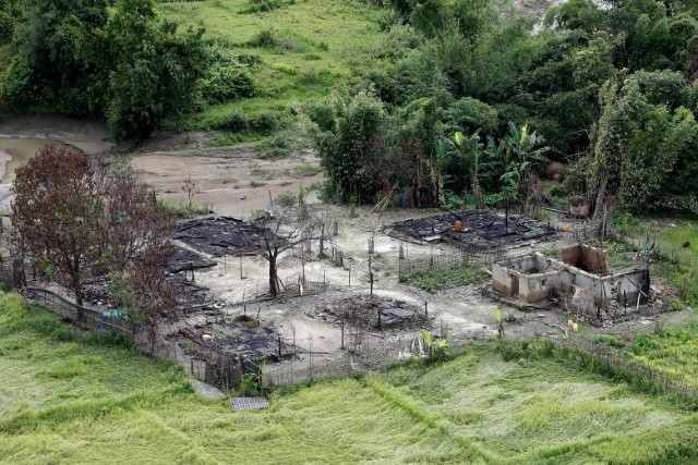 Nhìn từ trên không của ngôi làng Rohingya bị đốt cháy gần Maungdaw, phía bắc bang Rakhine, Myanmar.