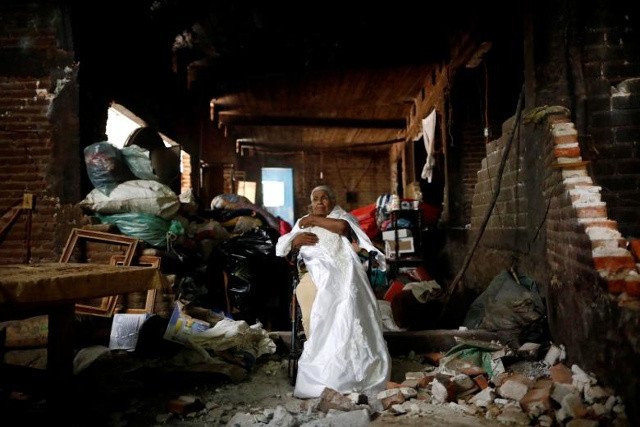 Justina Escamilla, 88 tuổi, chụp ảnh khi cô tổ chức đám cưới trong ngôi nhà bị phá hủy của cô sau trận động đất ở San Juan Pilcaya, tại vùng động đất, Mexico. Justina trở lại ngôi nhà của cô để lấy trang phục của cô trong trận động đất.
