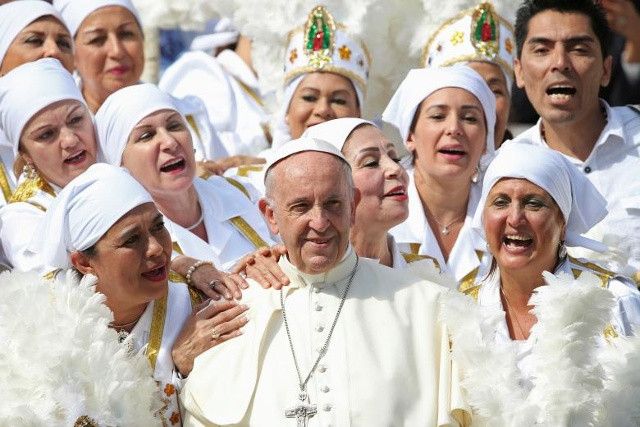 Đức Thánh cha Francis đặt ra với một nhóm tín hữu từ Mexico trong các buổi họp chung thứ Tư tại quảng trường Thánh Phêrô tại Vatican
