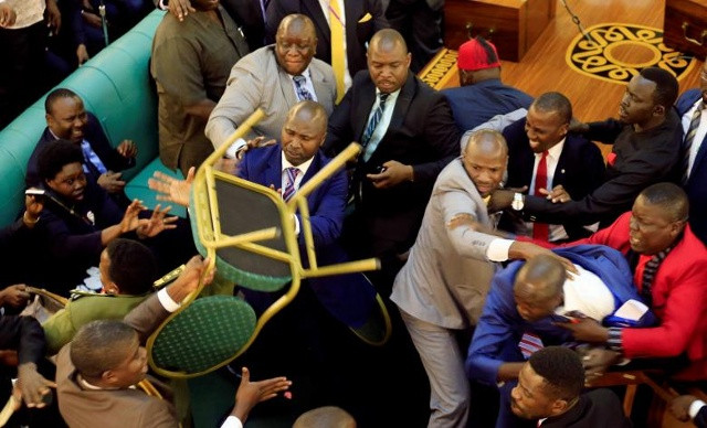 Các nghị sĩ đảng đối lập Uganda ẩu đả tại cuộc họp quốc hội bàn về Hiến pháp Uganda quy định tuổi tối đa của Tổng thống. Ảnh: Reuters