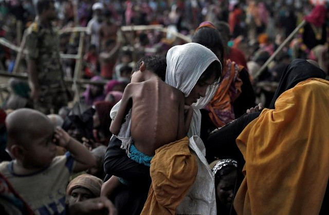 Một phụ nữ mang con ốm trong trại tị nạn tại Cox's Bazar, Bangladesh. Ảnh: Reuters