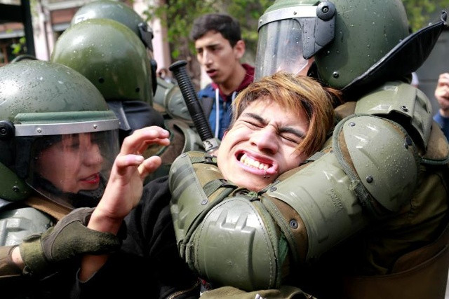 Một người biểu tình bị giam trong một cuộc mít tinh để yêu cầu thay đổi hệ thống giáo dục ở Santiago, Chile.