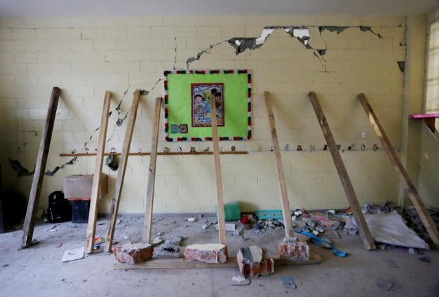 Các dầm đỡ được đặt trên một vách đá sụp đổ trong phòng khi tìm kiếm học sinh tại trường Enrique Rebsamen sau một trận động đất ở Mexico City, Mexico.