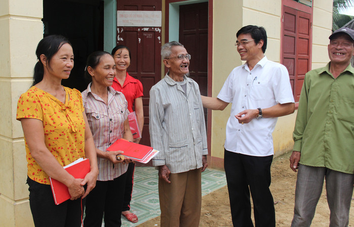 Các đảng viên nữ bản Hội 3, xã Châu Hội trao đổi với lãnh đạo Ban Tổ chức Huyện ủy Quỳ Châu. Ảnh: Khánh Ly