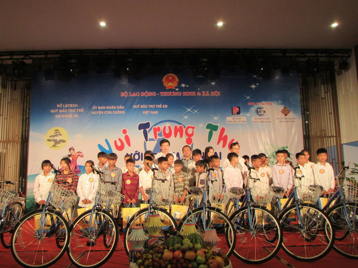 Lãnh đạo Quỹ Bảo trợ trẻ em Việt Nam và huyện Con Cuông trao tặng xe đạp cho trẻ em Đan Lai. Ảnh: Bá Hậu