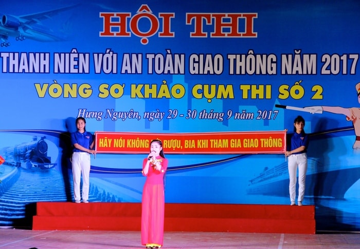 Nội dung thi gồm: màn chào hỏi, thi lý thuyết, thuyết trình và phần thi tiểu phẩm liên quan đến kiến thức về Luật giao thông đường bộ, văn hóa giao thông và kỹ năng lái xe an toàn. Ảnh: Mỹ Nga