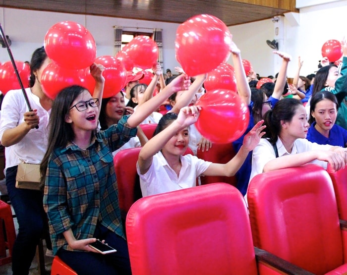 Các cổ động viên hào hứng, sôi động với những tiết mục văn nghệ giao lưu. Hội thi không chỉ tạo ra sân chơi bổ ích để bạn trẻ thể hiện kiến thức, kỹ năng về luật, đồng thời lan tỏa thông điệp xây dựng môi trường giao thông an toàn, văn minh; mà còn gắn kết các lực lượng thanh niên trên toàn tỉnh. Ảnh: Mỹ Nga