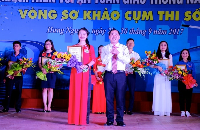 Kết thúc vòng sơ khảo cụm số 2, Ban tổ chức trao giải nhất cho đội Hưng Nguyên, 2 giải nhì: Nghi Lộc, Diễn Châu, 3 giải ba: Thị xã Cửa Lò, Đô Lương, Thanh Chương, và 5 giải khuyến khích cho các đội còn lại. Các đội giải nhất, giải nhì và đội TX.Cửa Lò sẽ tiếp tục tham dự vòng thi chung khảo. Ảnh: Mỹ Nga