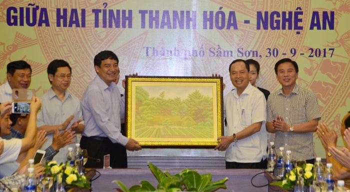 Lãnh đạo hai tỉnh tặng quà lưu niệm. Ảnh: Thành Duy