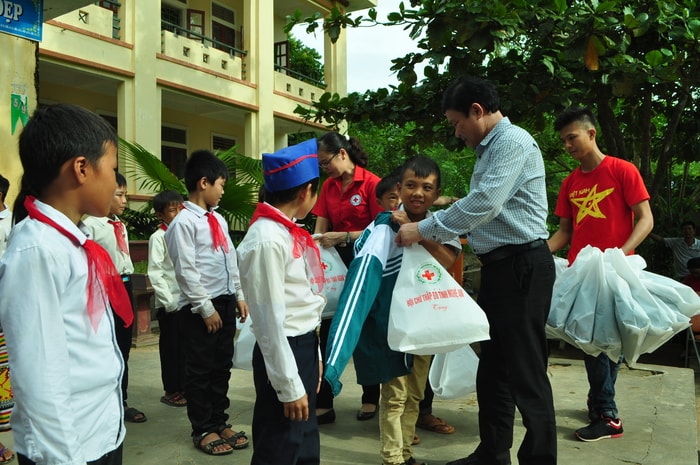 Tặng quà trung thu Cam Lâm