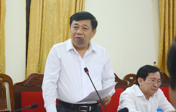 Chủ tịch UBND tỉnh Nguyễn Xuân Đường trả lời làm rõ một số vấn đề đoàn công tác quan tâm về công tác đối ngoại của Nghệ An. Ảnh: T.G