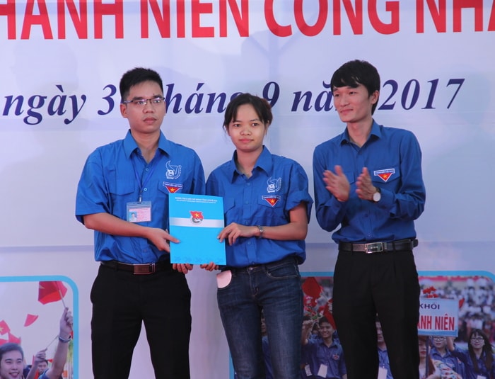 Trao quyết định thành lập chi đoàn thanh niên Công ty may Minh Anh - Kim Liên cho cho ban chấp hành lâm thời. Ảnh: Hoài Thu