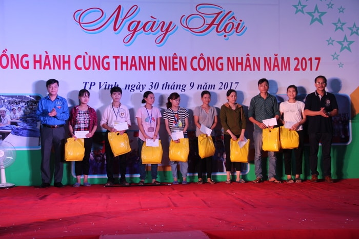 Đại diện Tỉnh Đoàn và Công ty may Minh Anh - Kim Liên trao quà cho các thanh niên công nhân có hoàn cảnh khó khăn. Ảnh: Hoài Thu