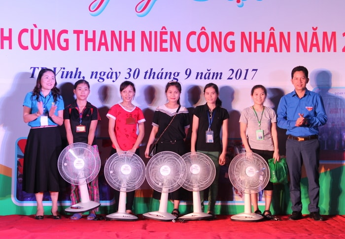 Tham gia Ngày hội Thanh niên công nhân tại Công ty may Minh Anh - Kim Liên, đã có gần 20 công nhân may mắn trúng các phần quà ý nghĩa qua các đợt bốc thăm. Ảnh: Hoài Thu