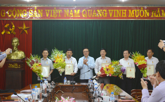 Dịp này, 5 đồng chí lãnh đạo, nguyên lãnh đạo chủ chốt của Nghệ An vinh dự nhận Kỷ niệm chương của Ban Đối ngoại Trung ương. Ảnh: T.G