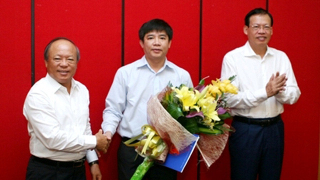 Ông Lê Đình Mậu (giữa) khi được bổ nhiệm làm kế toán trưởng kiêm trưởng ban tài chính kế toán và kiểm toán của PVN - Ảnh: Viện Dầu khí Việt Nam