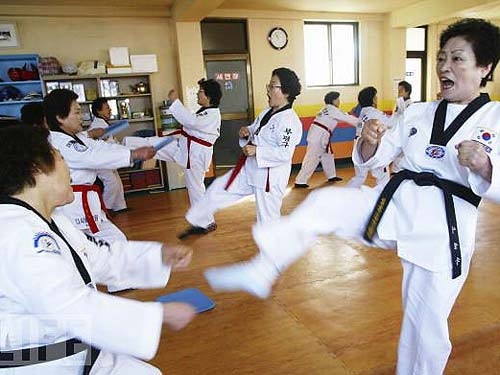 Những phụ nữ cao tuổi học võ taekwondo ở thành phố Incheon, Hàn Quốc. Ảnh: Getty