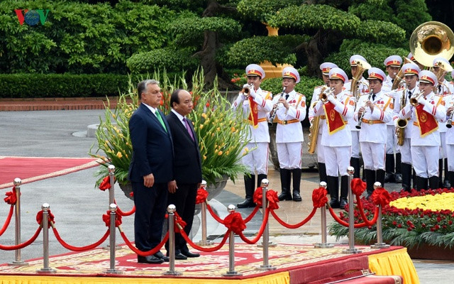 Thủ tướng Nguyễn Xuân Phúc mời Thủ tướng Orbán Viktor lên bục danh dự, quân nhạc cử Quốc thiều hai nước.