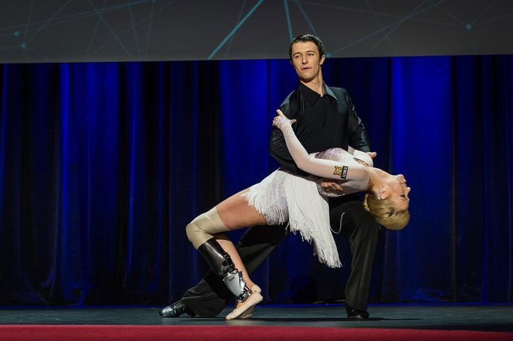 Nhờ mắt cá chân sinh học, cô Adrianne Haslet-Davis vẫn khiêu vũ bình thường sau khi bị cắt chân.