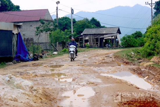 Nhiều đoạn vẫn là đường đất, xuất hiện ổ ga, ổ voi lầy lội khi mưa xuống. Ảnh: Quang An