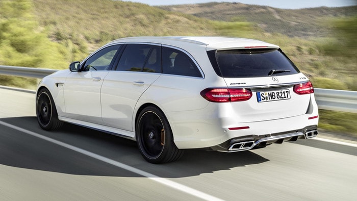 Mercedes-AMG E63 S: Đứng đầu danh sách này là phiên bản E63 S wagon/estate tăng tốc 0-100 km/h chỉ mất 3,5 giây. Đây là mẫu xe estate sang trọng nhất và lớn nhất của AMG. Xe sở hữu động cơ tăng áp kép V8 AWD dẫn động 2 cầu bằng hộp số tự động 9 cấp, có chế độ drift. Giá khởi điểm xe là 115.724 USD .