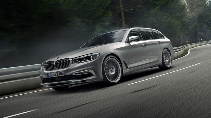 Alpina B5 Biturbo: Mẫu xe tinh tế B5 của hãng độ Alpina có khả năng tăng tốc đáng kinh ngạc khi đạt 100km/h chỉ trong 3,6 giây. Xe sở hữu động cơ tăng áp kép V8 4.4L sản sinh 600 mã lực, dẫn động 4 bánh. Xe được trang bị nhiều tính năng thể thao mạnh mẽ để đạt được tốc độ tối đa 323 km/h. Giá khởi điểm xe khoảng  99.821 USD.