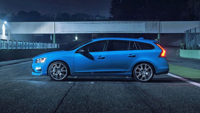 Volvo V60 Polestar: Đứng cuối cùng danh sách này là mẫu Volvo V60 Polestar, nhờ vào khối động cơ tăng áp kép 4 xi lanh 2.0L sản sinh 362 mã lực  giúp xe vẫn có khả năng tăng tốc ấn tượng 0-100 km/h chỉ trong vòng 4,8 giây, tương đương với chiếc Mercedes - AMG C43. Mức giá khởi điểm của xe khoảng 67.099 USD.