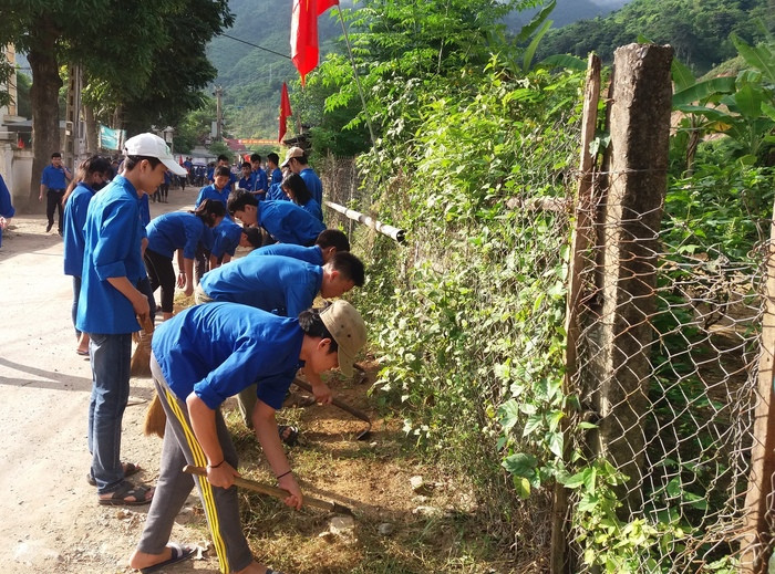 Đoàn viên thanh niên tham gia tổng dọn vệ sinh dọc các tuyến đường. Ảnh: Lữ Phú
