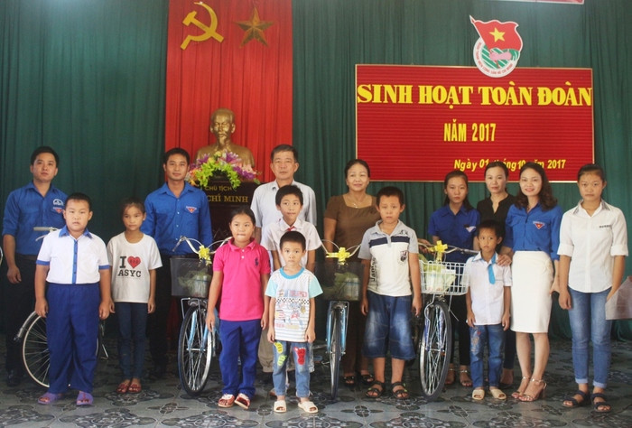 Đoàn Thanh niên cùng các nhà hảo tâm trên địa bàn thị trấn Nghĩa Đàn tặng quà cho các em học sinh có hoàn cảnh khó khăn. Ảnh: Thái Trường