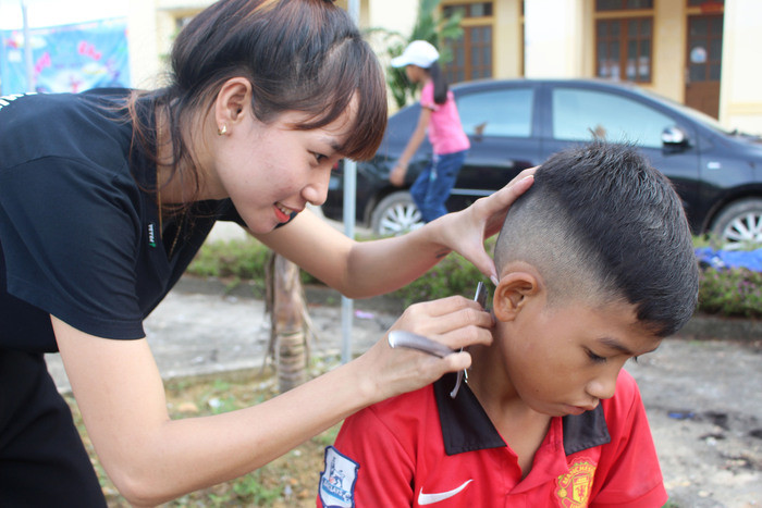 Các tình nguyện viên thay nhau cắt liên tục, tuy mệt nhưng ai cũng vui tươi. Do cắt tóc “di động”, không thể mang đầy đủ các phương tiện như ở tiệm, nhưng bằng sự nhiệt tình của những người thợ trẻ, các em nhỏ đều được cắt tóc chu đáo.