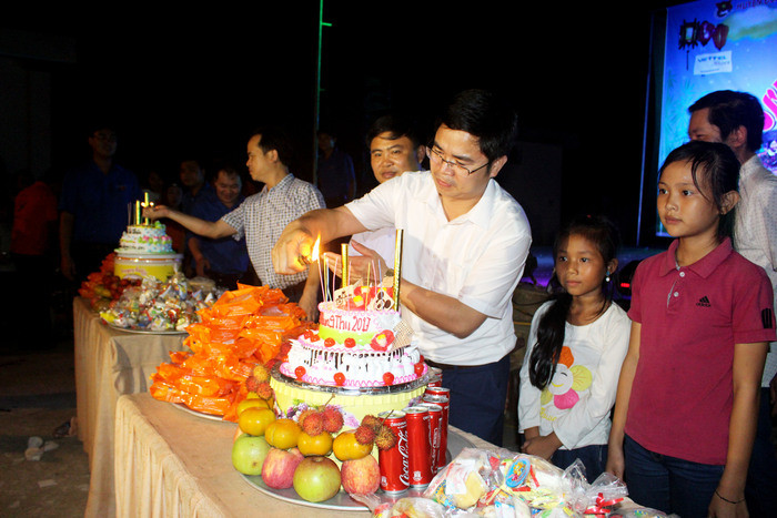 Giám đốc Qũy bảo trợ trẻ em tỉnh, lãnh đạo huyện Thanh Chương cùng thắp nến mừng Trung thu. Ảnh: Huy Thư