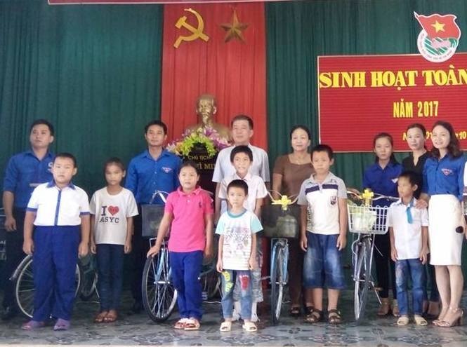 Đoàn thanh niên huyện và các xã, thị trấn trao quà cho các học sinh nghèo trên địa bàn nhân dịp Tết Trung thu. Ảnh: 