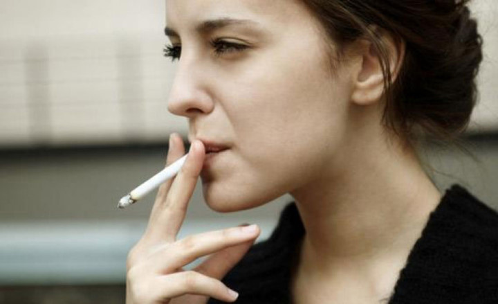 Hút thuốc: Những phụ nữ hút thuốc có nhiều khả năng bị nếp nhăn trên khuôn mặt. Vì hút thuốc thường xuyên làm giảm lượng cung máu trong cơ thể, điều này gây ra các nếp nhăn quanh mắt và môi. Để ngăn ngừa vấn đề, bạn nên ngừng hút thuốc lá.