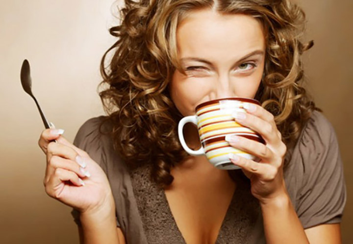 Ăn, uống quá nhiều caffein: Nếp nhăn trên da có thể do nhiều yếu tố khác gây ra. Dùng quá nhiều caffein hoặc trà cũng có thể gây nếp nhăn.