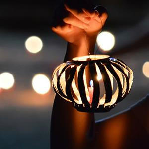 Đèn lồng từ vỏ lon: Tuổi thơ gắn liền với những chiếc đèn lồng từ vỏ lon, đơn giản, dễ làm và là món quà chan chứa yêu thương mà mỗi người cha người mẹ muốn gửi gắm cho đứa con của mình. Những chiếc đèn lồng từ vỏ lon là một trong những đèn lồng về tuổi thơ không ai có thể quên.
