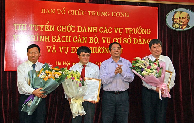 Ủy viên Bộ Chính trị, Bí thư Trung ương Đảng, Trưởng Ban Tổ chức Trung ương Phạm Minh Chính tặng hoa chúc mừng 3 tân vụ trưởng trúng tuyển. Ảnh: Tạp chí Xây Dựng Đảng