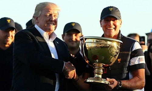 donald-trump-dung-truc-thang-toi-trao-giai-presidents-cup-2