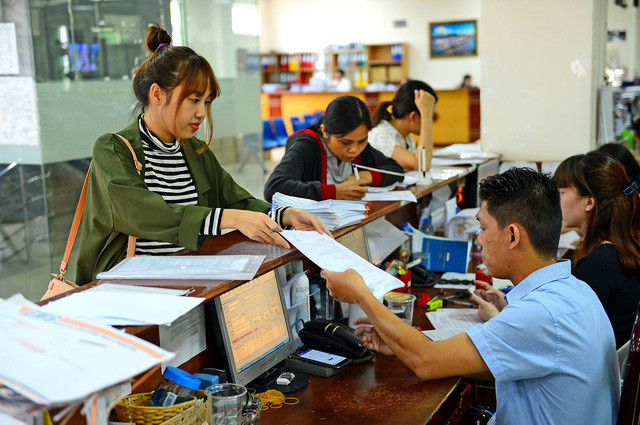 Người dân làm thủ tục tại Bảo hiểm xã hội TP.Hồ Chí Minh