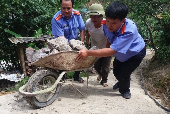 chi bộ đảng giúp hộ nghèo. Ảnh: Lữ Phú