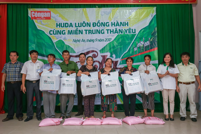 Đoàn từ thiện của Carlsberg Việt Nam, thương hiệu “Đậm tình miền Trung” Huda và Báo Công an Nhân Dân trao quà cho người dân Nghệ An.