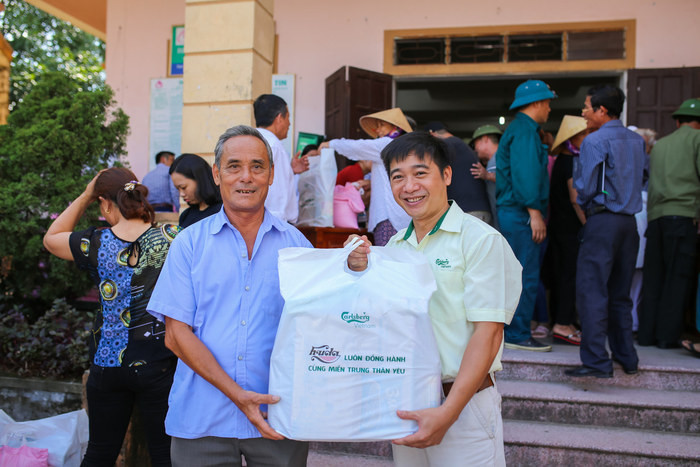 Anh Nguyễn Quang Thao – Giám đốc bán hàng của Carlsberg Việt Nam tại thị trường Nghệ An trao quà cho người dân TX. Cửa Lò.