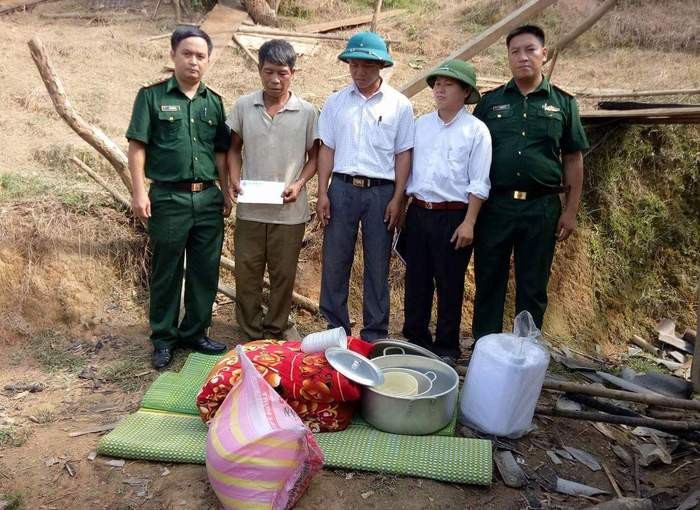 Bộ đội Biên phòng Mỹ Lý và chính quyền xã Bắc Lý trao quà hỗ trợ gia đình bà Lương Mẹ Chuẩn.